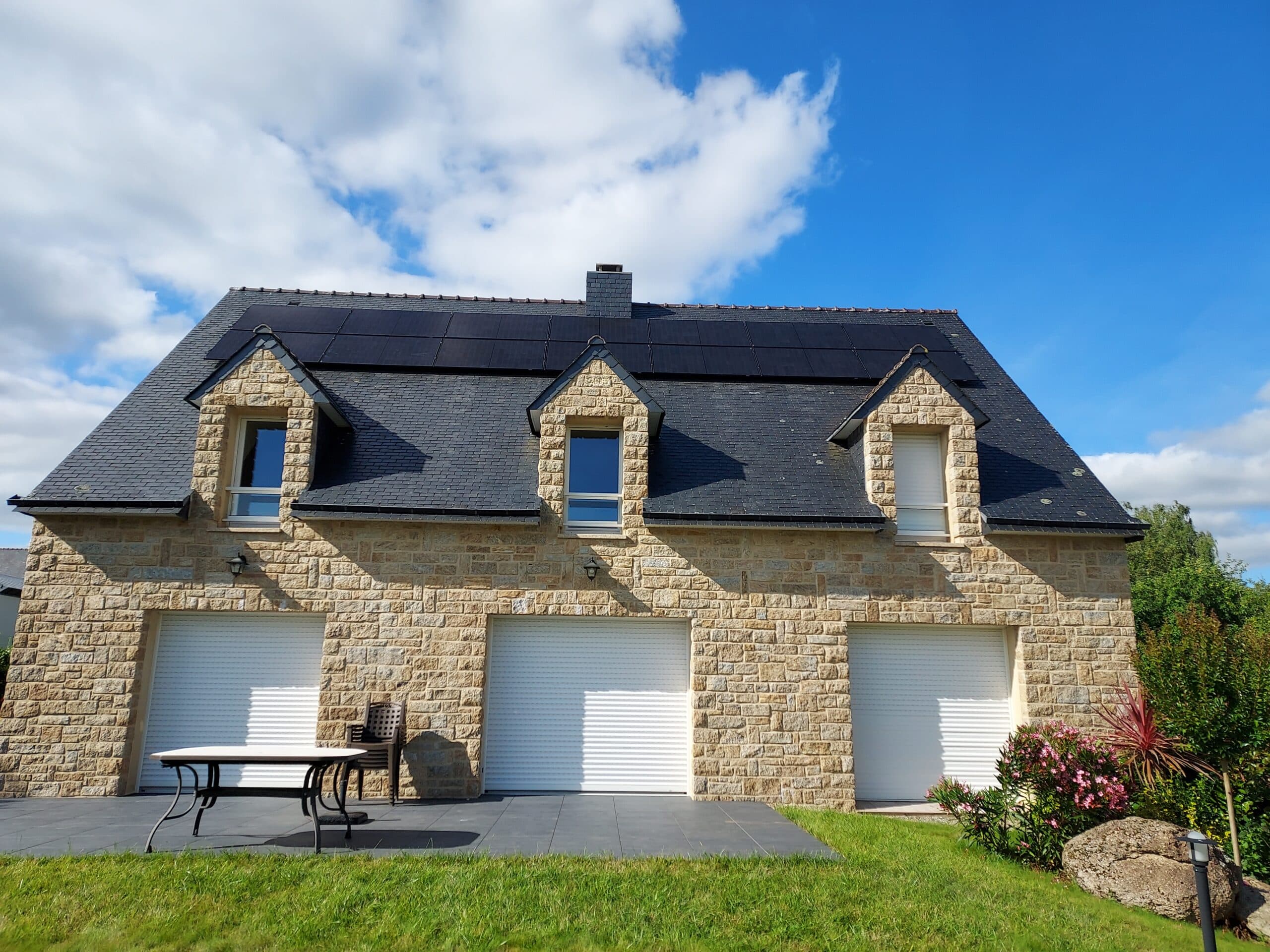 Panneaux photovoltaïque sur une toiture en ardoise