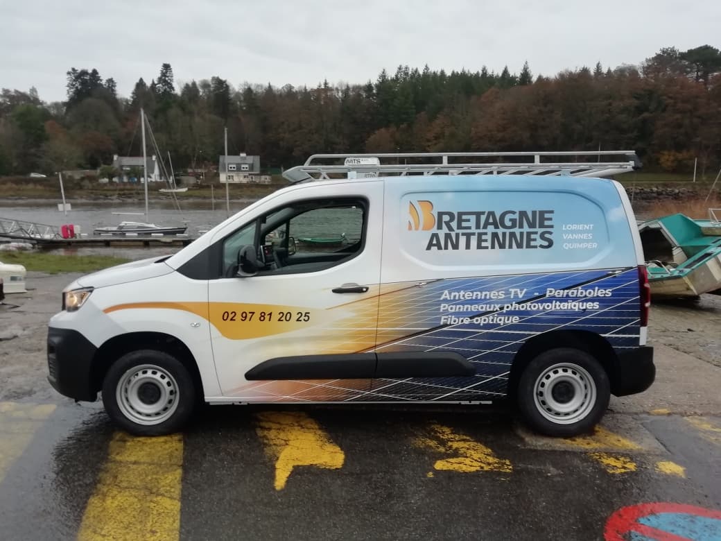 Véhicule de Bretagne Antennes pour déplacement sur vos chantier d'antennes Tv, Paraboles, Panneaux photovoltaïques ou fibre optique